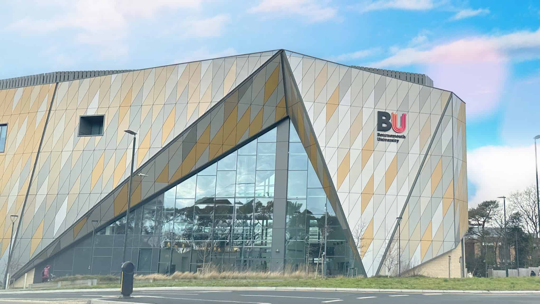 منحة الدراسات العليا للذكاء الاصطناعي التي تركز على الإنسان