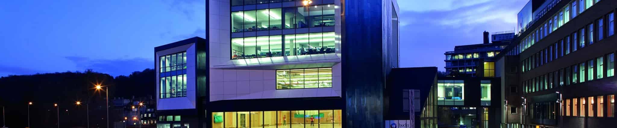 جامعة باكينجهامشير الجديدة في بريطانيا