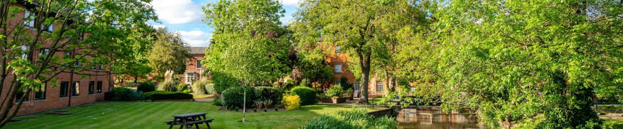 جامعة باكنغهام في بريطانيا