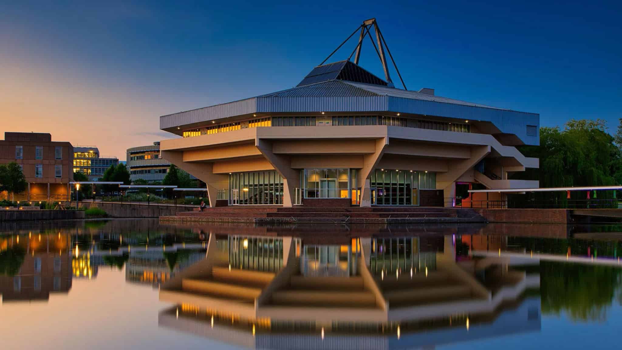 منح دراسية عظيمة